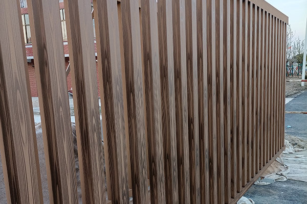 江蘇南通海門太陽橋鍍鋅管木紋漆施工案例